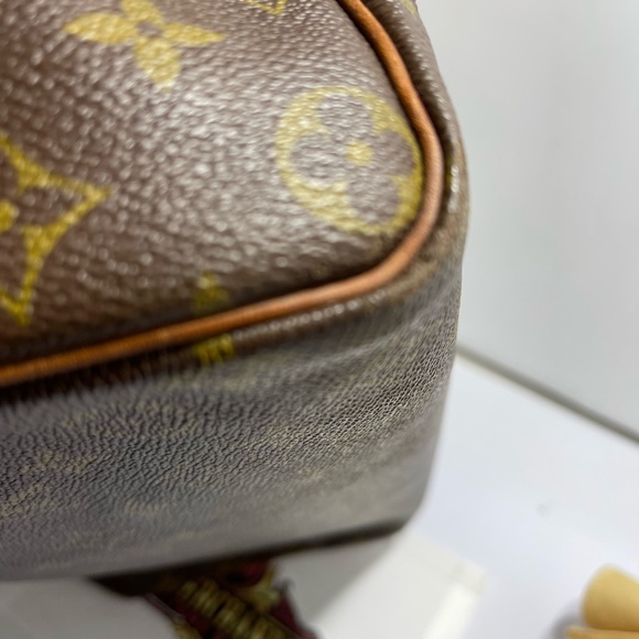 Louis Vuitton Speedy 35 in Monogram comes with lock , key and dust bag,preloved. - Picture 13 of 15